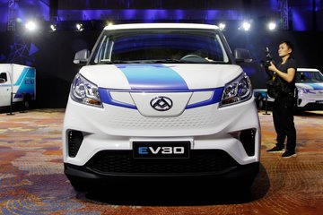 上汽大通EV30 2019款 智联版 2.4T4.5米短轴纯电动封闭货车(上汽时代)52.5kWh