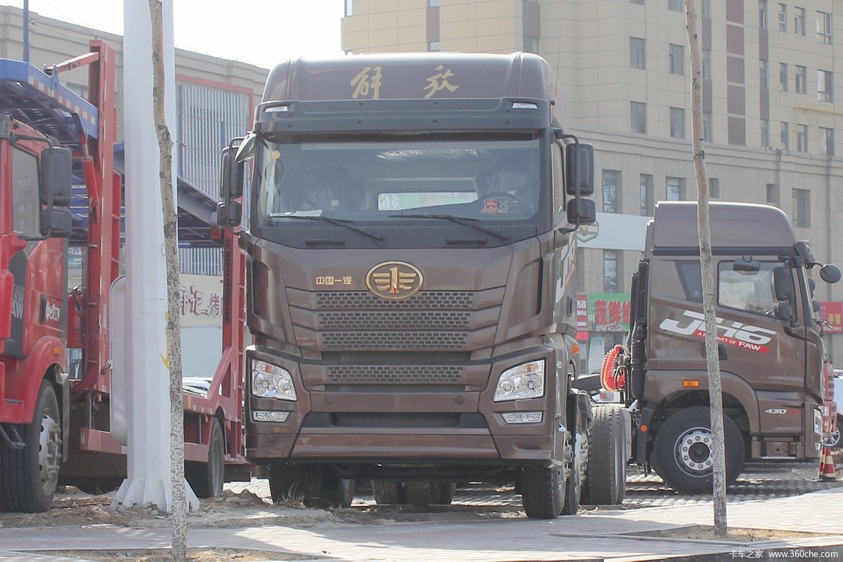 青岛解放 JH6重卡 500马力 8X4 9.5米仓栅式载货车