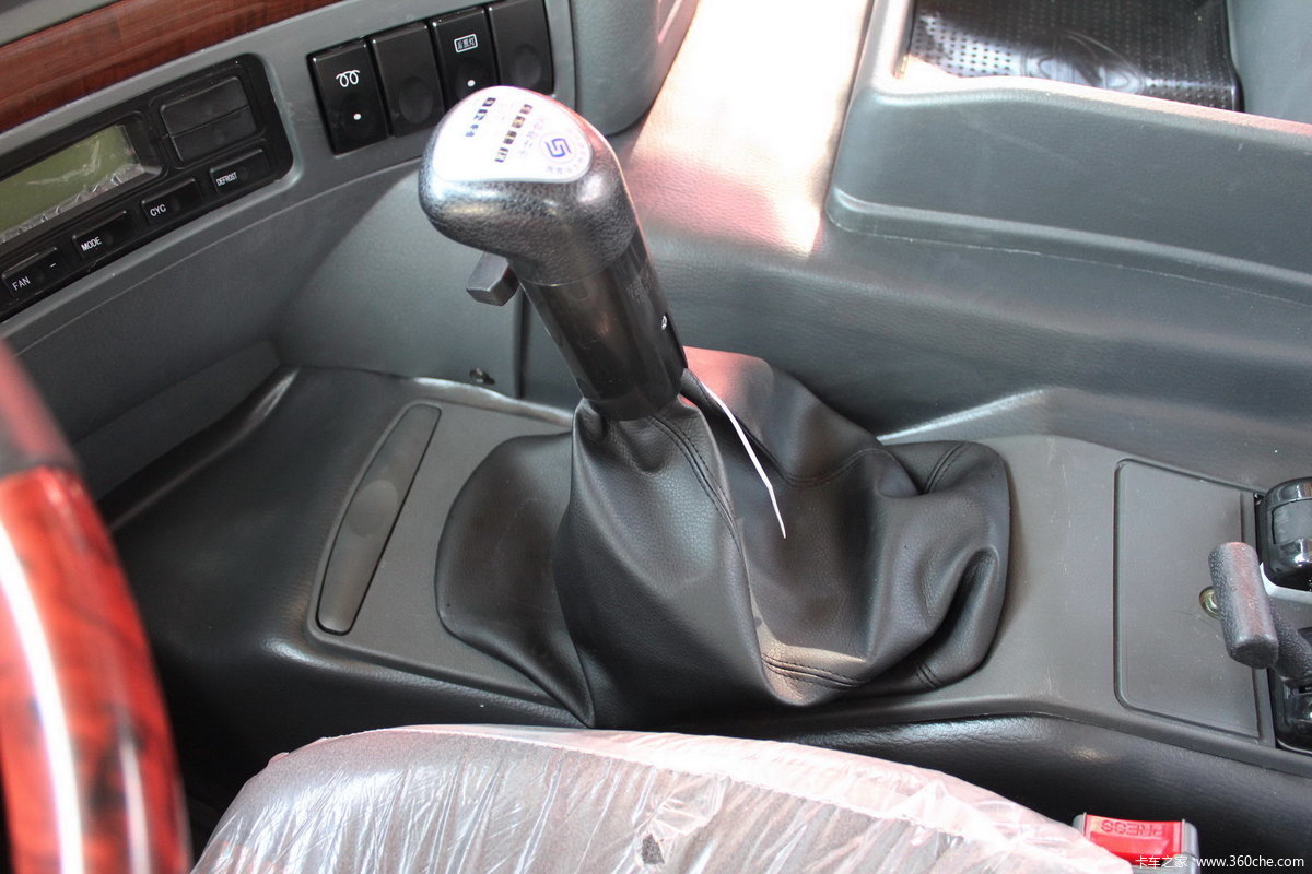 乘龙m5 东风柳汽 霸龙507重卡 340马力 6x4 牵引车(lz4250mdb) 驾驶室