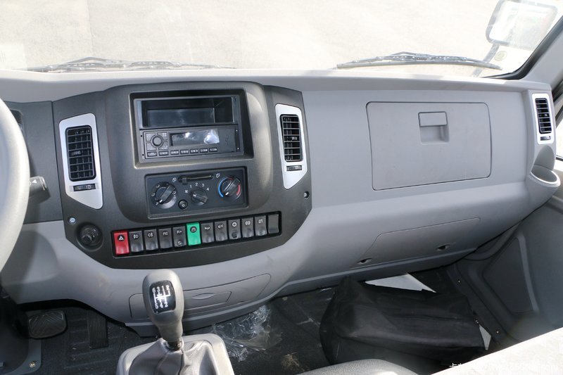 御虎 东风华神 御虎vp 150马力 4x2 排半轻卡底盘(eq1168glvj4) 驾驶