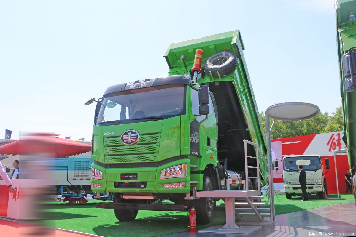 一汽解放 J6P重卡 420马力 6X4 5.6米LNG渣土自卸车(国六)