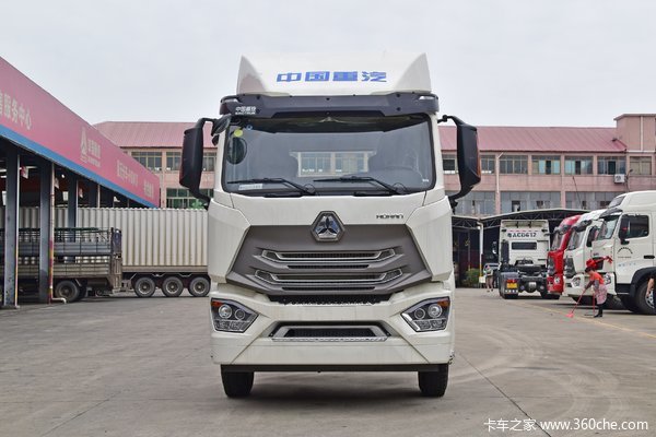 中国重汽 豪瀚N5G中卡 240马力 4X2 6.75米仓栅式载货车(ZZ5185CCYK5113E1H)
