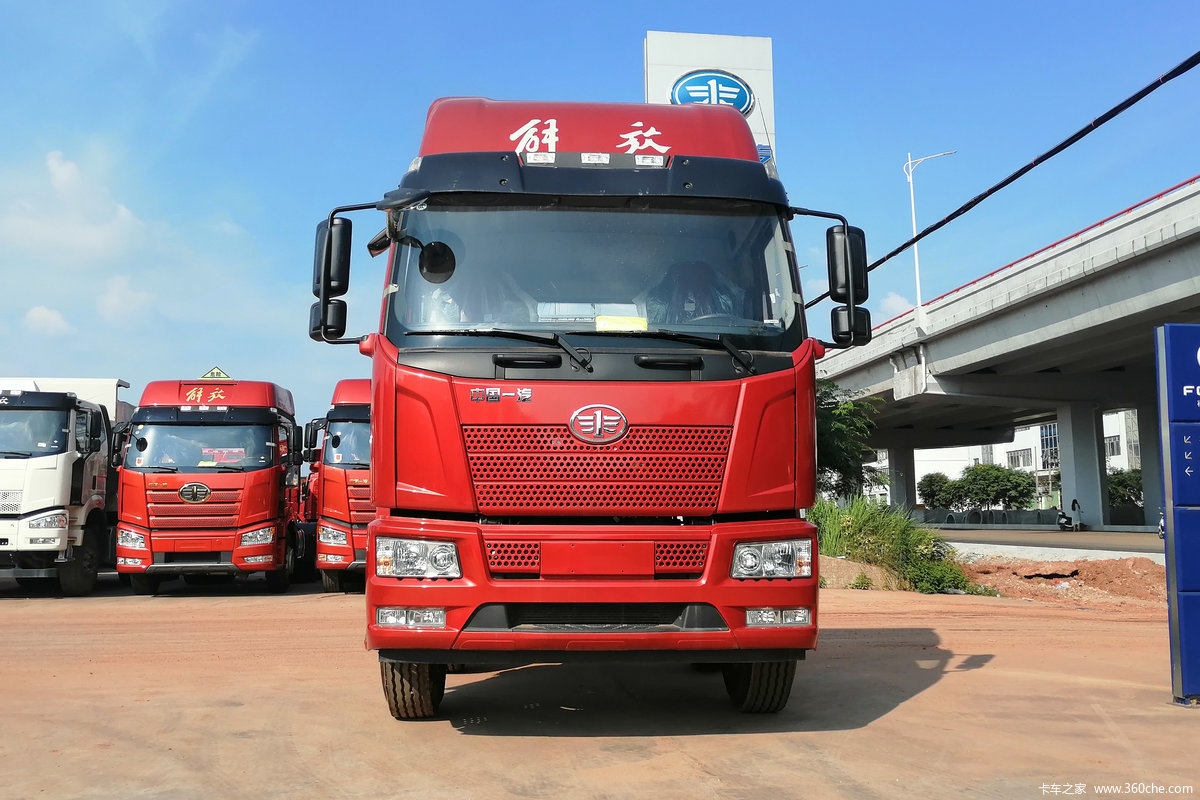 一汽解放 新J6L重卡 220马力 4X2 8.2米厢式载货车(国六)
