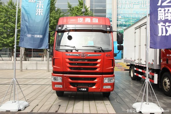 青岛解放 龙VH中卡 220马力 4X2 8.8米翼开启厢式载货车(国六)(CA5180XYKPK1L7E6A80)