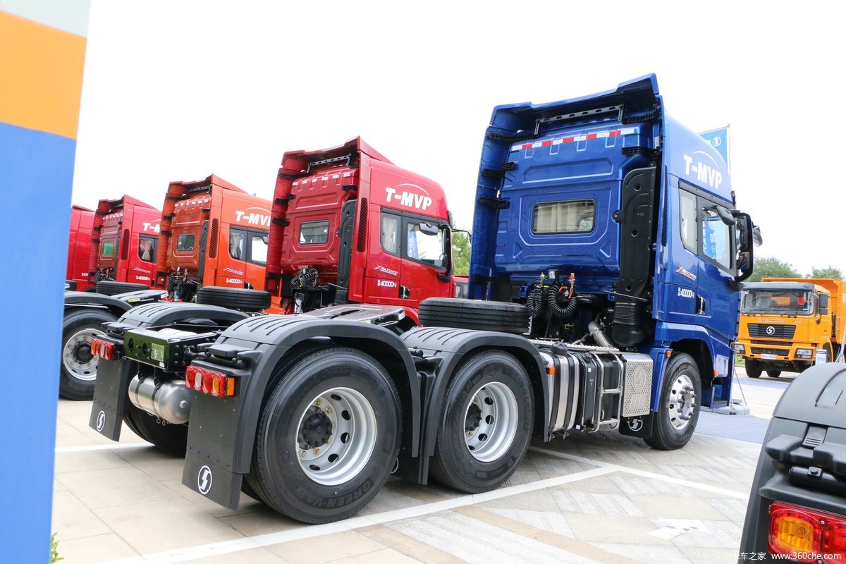 【图】陕汽重卡 德龙x5000 轻量化版 550马力 6x4牵引车(蓝色)(sx4250