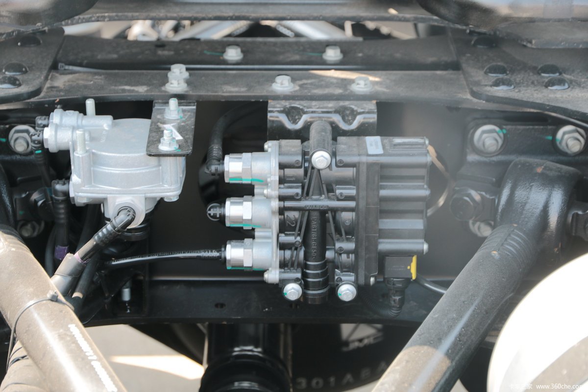 【图】江铃重汽 威龙hv5重卡 470马力 6x4危险品牵引车(sxq4250j4b4d5