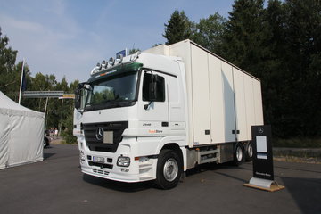 奔驰 Actros重卡 480马力 6X2 7.3米厢式载货车(型号2548L) 卡车图片