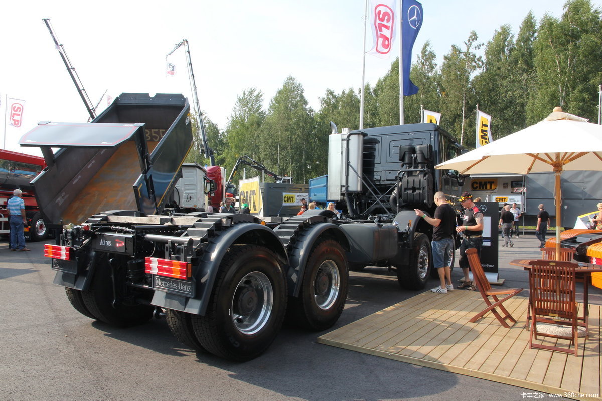 奔驰actros重卡 550马力 8x8 载货车(型号4155底盘)