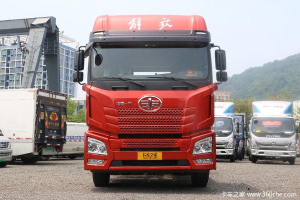 购车选青岛解放牵引jh6,贷款两年零利息,有意者进店详询.