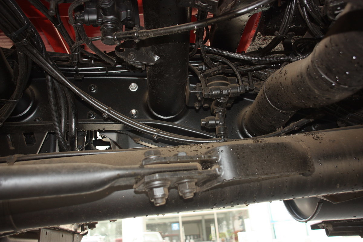 奔驰 乌尼莫克 奔驰unimog系列 218马力 4x4越野卡车(型号u4000) 底盘