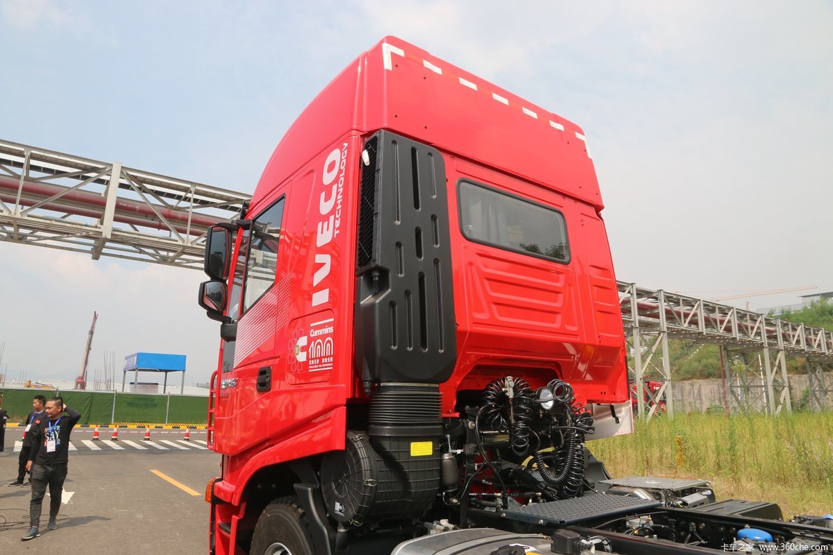 【图】上汽红岩 杰狮c6重卡 560马力 6x4牵引车(高顶)(国六)(cq4257h