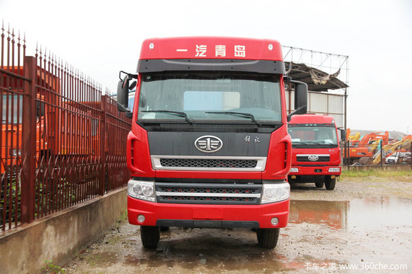 青岛解放 新大威重卡 270马力 8X4 9.5米排半厢式载货车(CA5313XXYP2K15L7T4EA80-3)