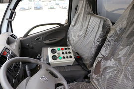 多利卡D6 吸尘车驾驶室                                               图片