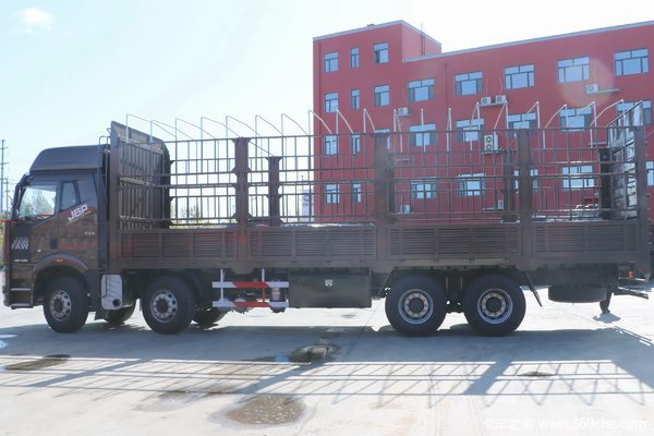 一汽解放 新J6P重卡 绿通版 460马力 8X4 9.5米仓栅式载货车(CA5310CCYP66K24L7T4E5)