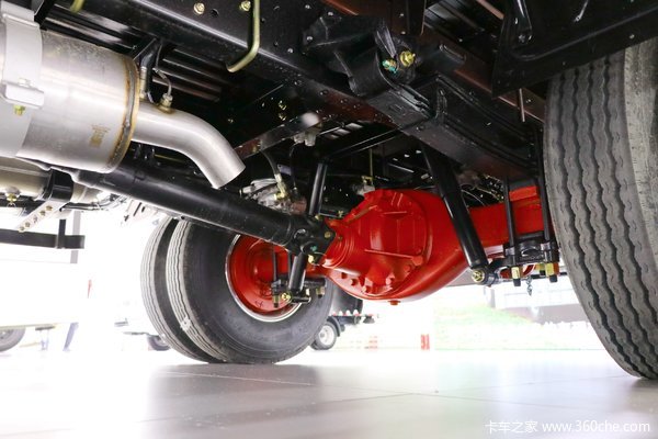 车辆后桥采用的是5吨级的东风德纳车桥,红色涂装非常漂亮,后桥速比为