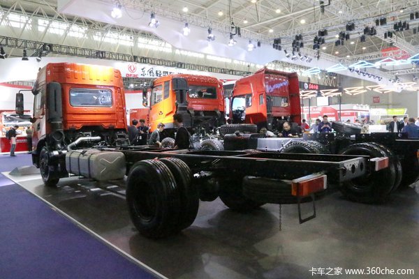 东风商用车 天锦KR 245马力 4X2 6.75米排半仓栅式载