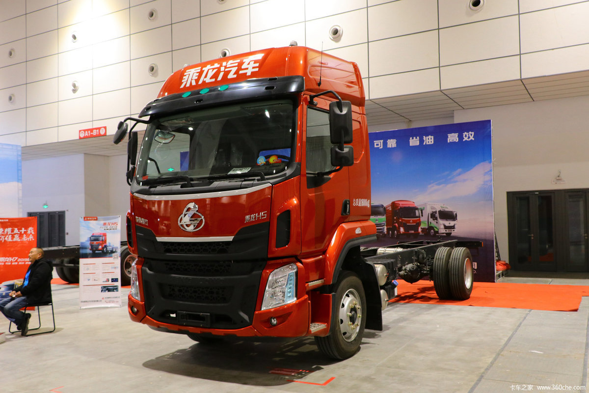 东风柳汽 乘龙H5中卡 245马力 4X2 6.8米仓栅式载货车