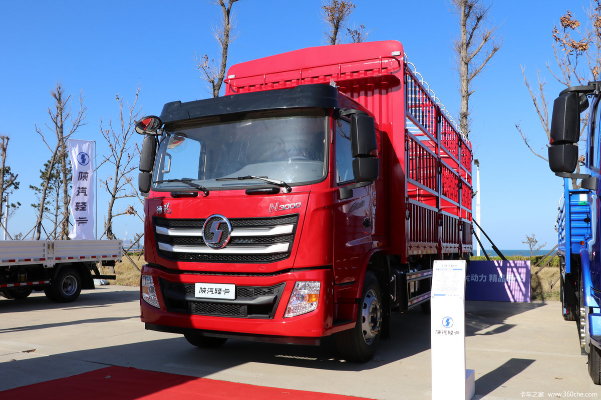 陕汽载货车 德龙N3000 轻量化版 220马力 4X2 6.75米排半仓栅式载货车(速比4.625)