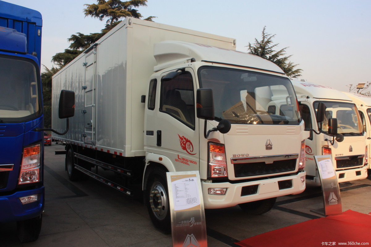 中国重汽HOWO 悍将 143马力 3.85米排半厢式轻卡