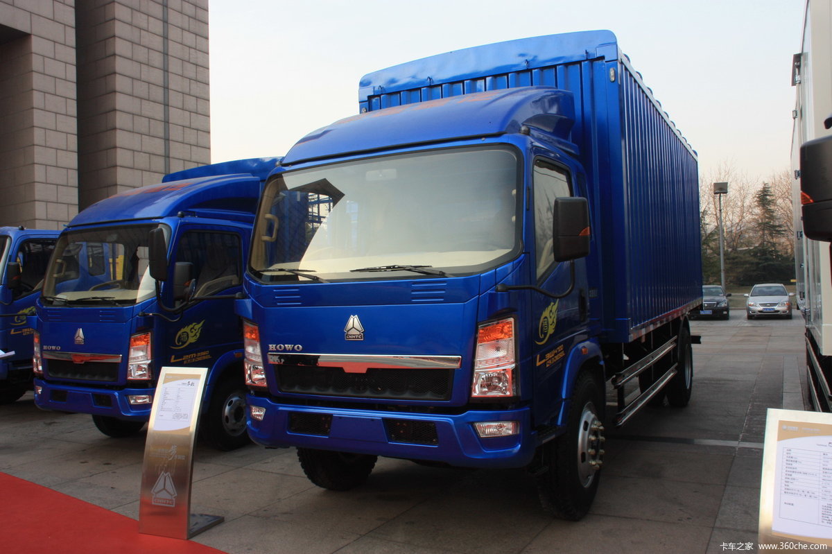 中国重汽HOWO 悍将 115马力 3.9米排半厢式轻卡