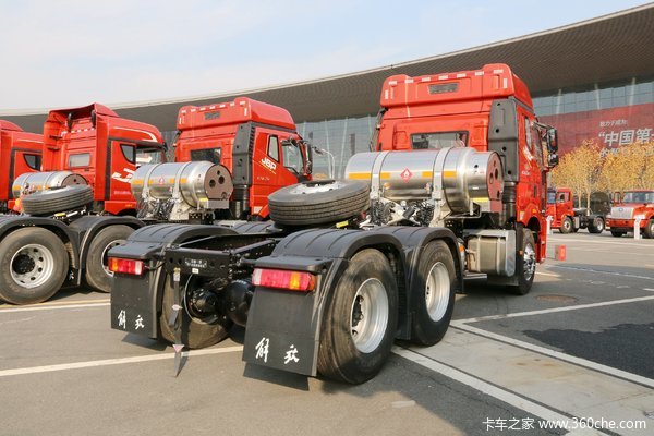 一汽解放 新J6P重卡 440马力 6X4 LNG 牵引车(国六)(CA4250P66M25T1E6)