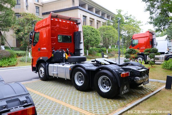 新车到店 柳汽乘龙H7 玉柴460LNG牵引车