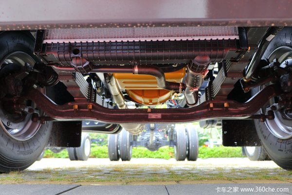 东风柳汽 新乘龙M3中卡 185马力 4X2 6.75米排半栏板载货车(LZ1161M3AB)