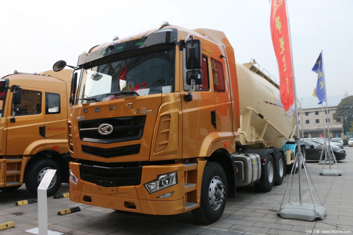华菱 汉马H7重卡 430马力 6X4 LNG牵引车(国六)