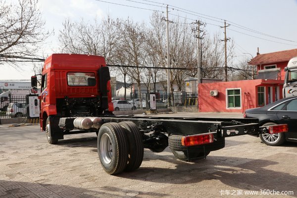 青岛解放 龙VH中卡 180马力 4X2 6.75米栏板载货车