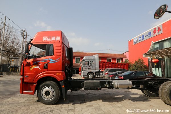 青岛解放 龙VH中卡 180马力 4X2 6.75米栏板载货车