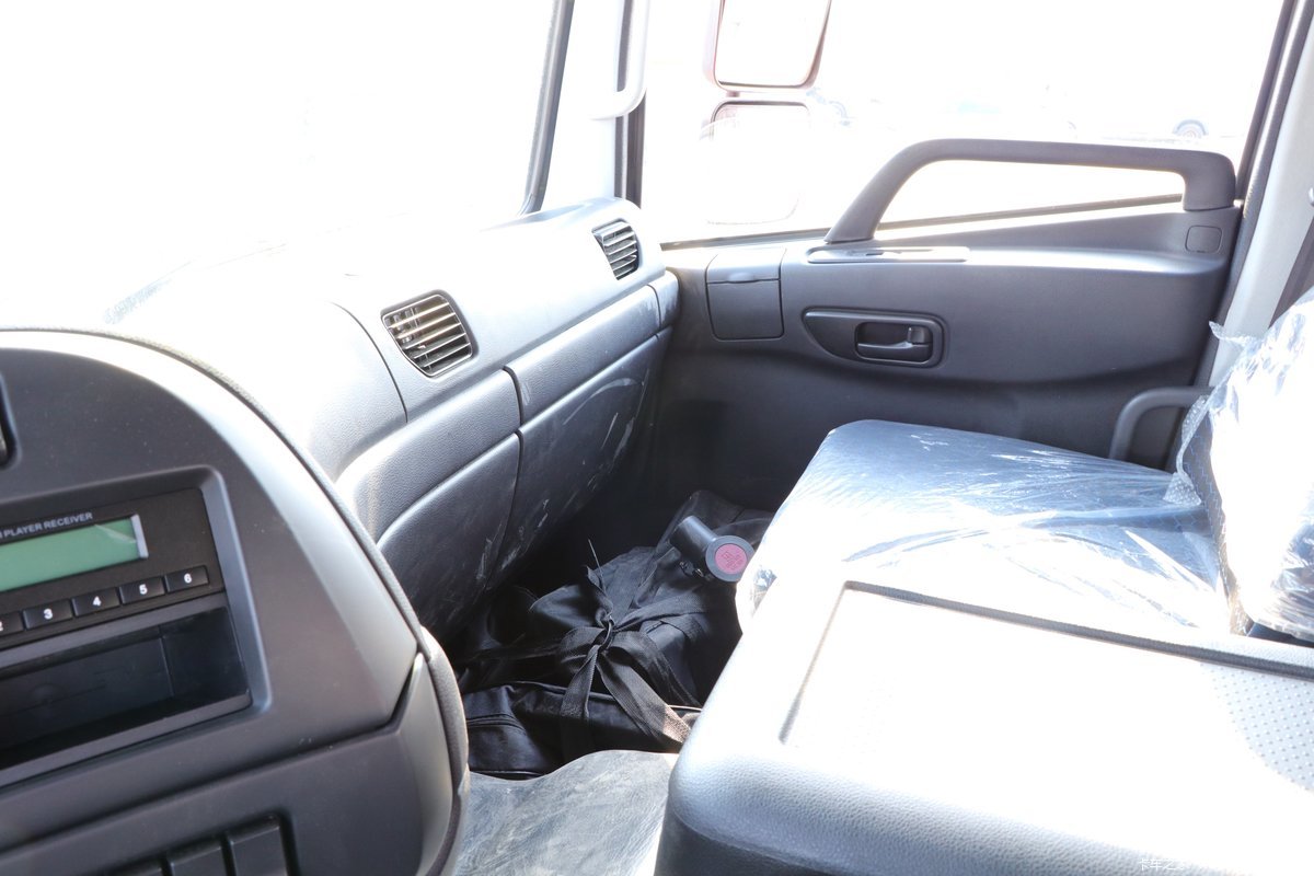 【图】东风商用车 天龙vl重卡 400马力 4x2牵引车(国六)(dfh4180a6)