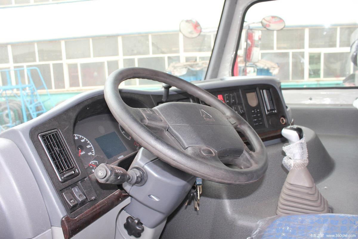 中国重汽 howo 370马力 6x4 宽体矿用自卸车