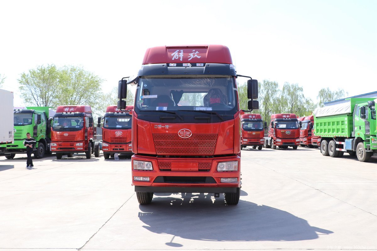 一汽解放 J6L中卡 220马力 4X2 6.8米厢式载货车(国六)