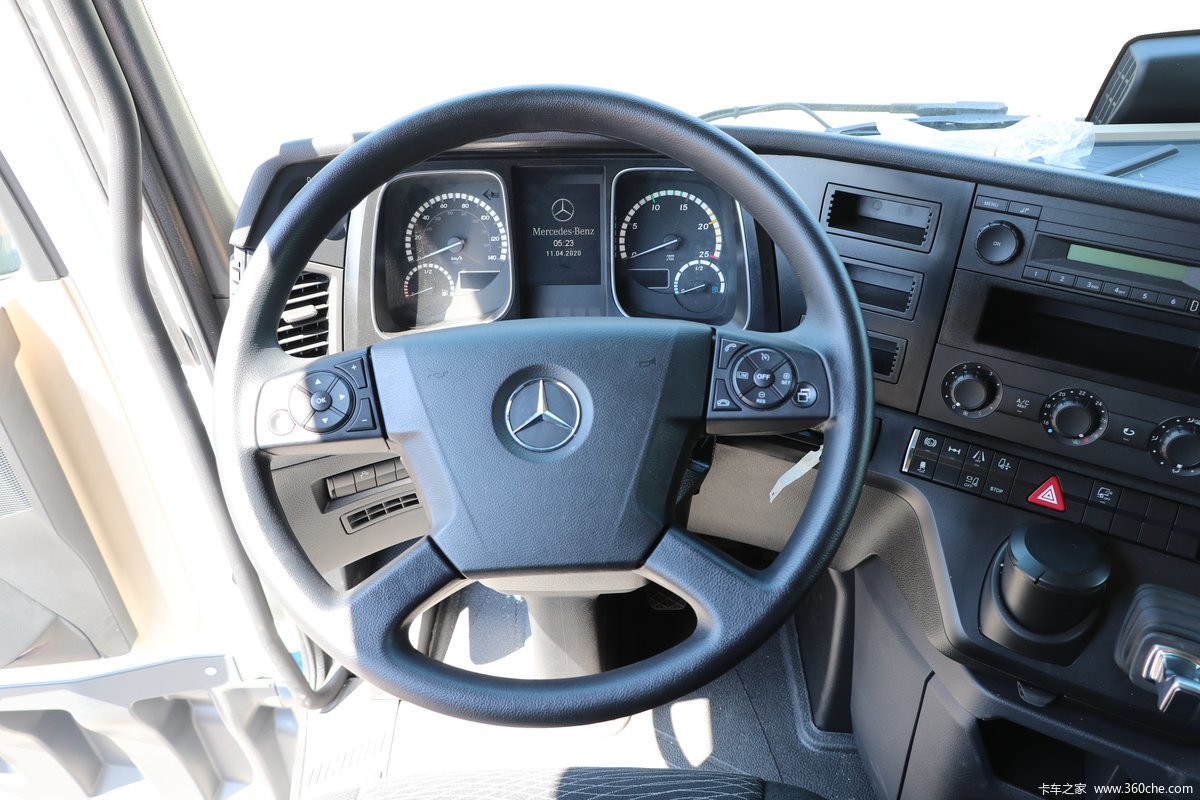 牵引车(型号1842ls)>驾驶室>车辆拍摄地: 北京银汉华星奔驰卡车中心