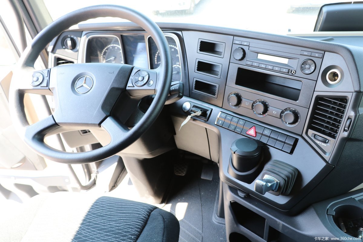 牵引车(型号1842ls)>驾驶室>车辆拍摄地: 北京银汉华星奔驰卡车中心