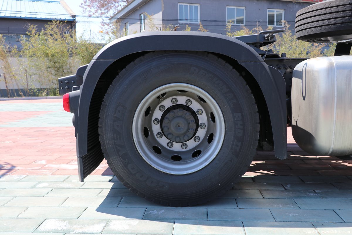 【图】奔驰 新actros重卡 420马力 4x2牵引车(型号1842ls)_实拍图片