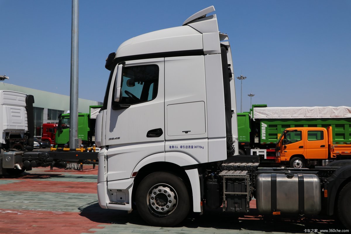卡车图片>奔驰>奔驰新actros>奔驰新actros重卡450马力6x2r牵引车