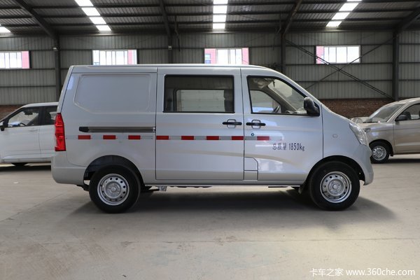 国六荣光s五座封闭货车现车在店裸车40800