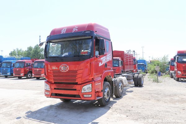 青岛解放 JH6重卡 290马力 6X2 9.5米厢式载货车(自动挡)(CA5250XXYP26K1L7T3E5A80)