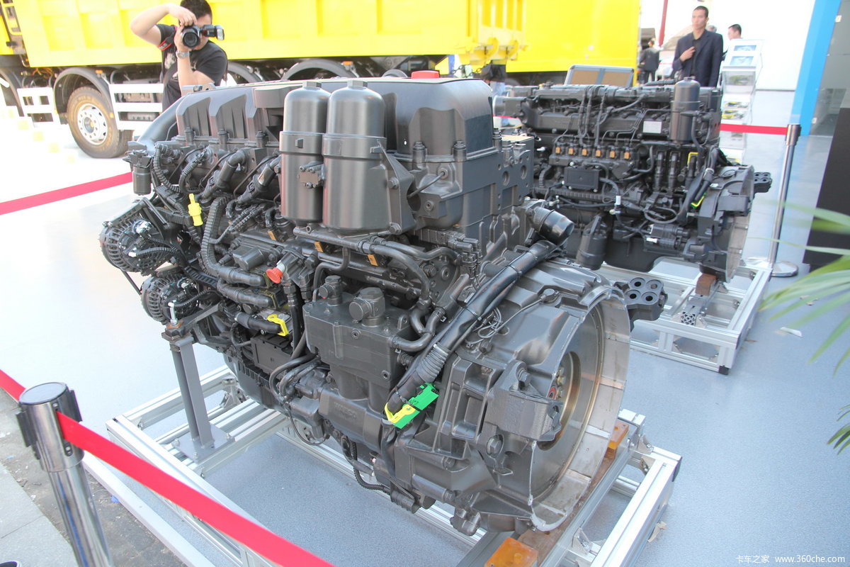 佩卡MX265 360马力 13L 柴油发动机