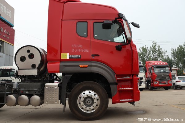 中国重汽豪瀚n7g国六燃气牵引车限时促销中