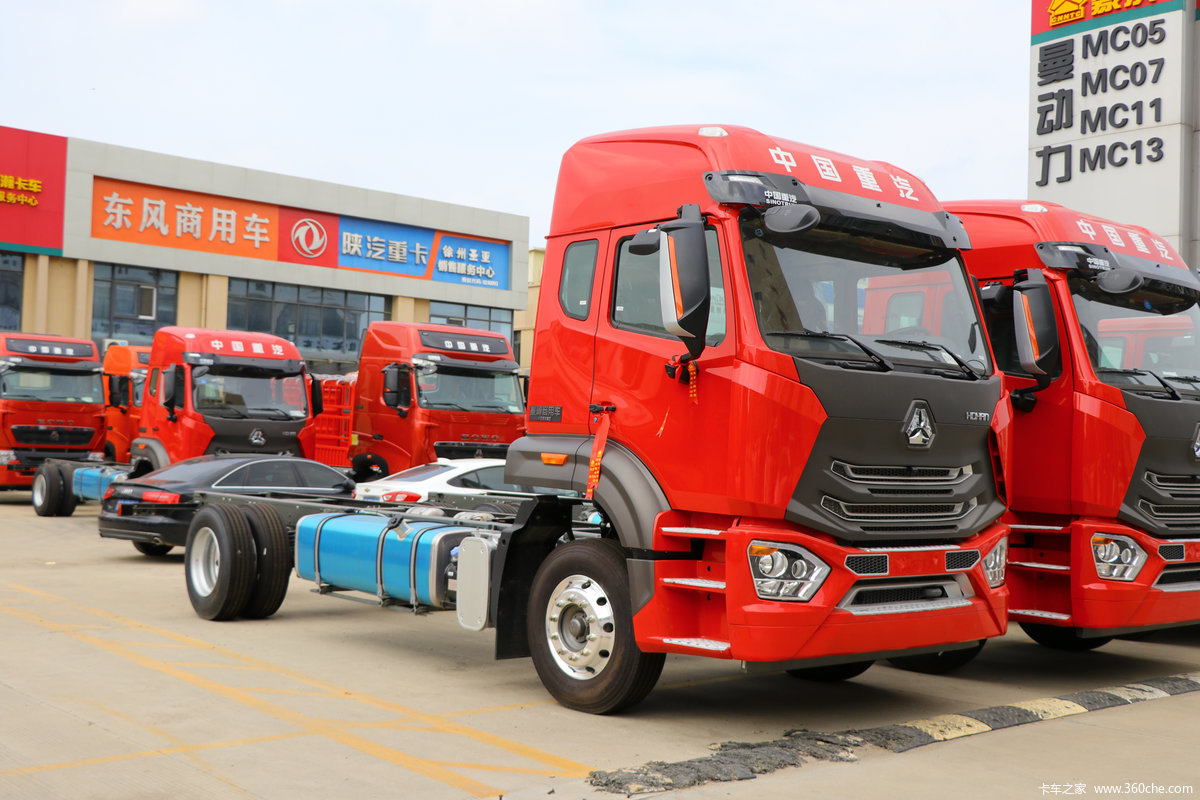 中国重汽 豪瀚N5G中卡 标载版 240马力 4X2 9.7米厢式载货车