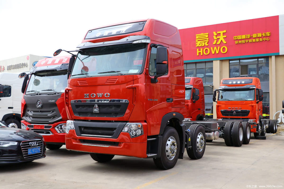 中国重汽 HOWO T7H重卡 440马力 8X4 9.5米仓栅式载货车