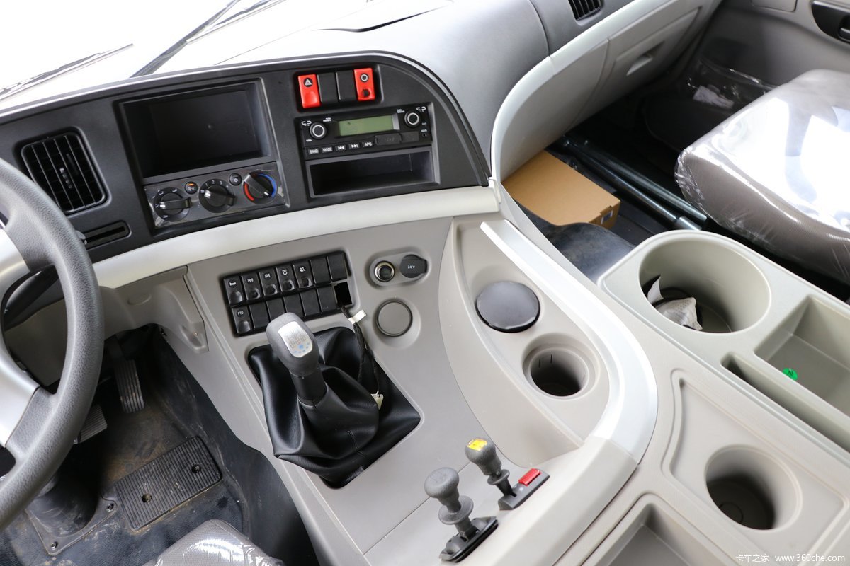 【图】联合卡车 ux380重卡 380马力 8x4 lng自卸车(国六)_实拍图片