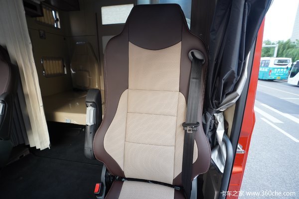 重卡 生活舱版 550马力 6x4 amt牵引车(ca4250p33k25t1e5a80)35.