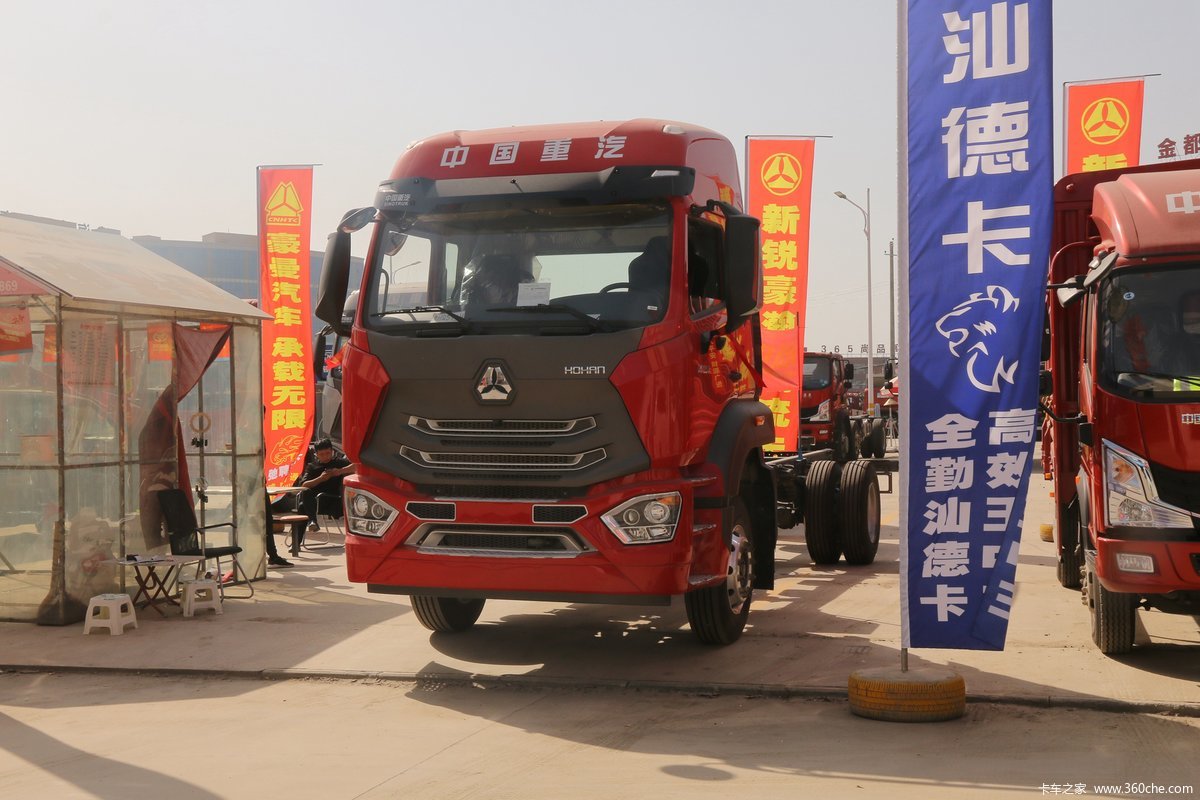 中国重汽 豪瀚N5G中卡 210马力 4X2 7.75米厢式载货车