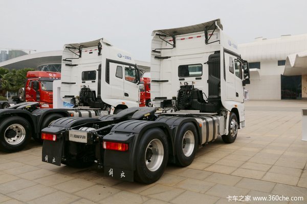 一汽解放 J7重卡 550马力 6X4牵引车(CA4250P77K25T1E5)