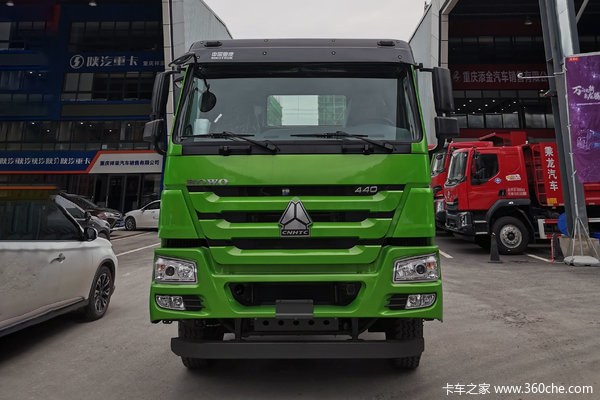 中国重汽成都商用车 豪沃V7重卡 440马力 8X4 5.8米自卸车(ZZ3317N2867E1)