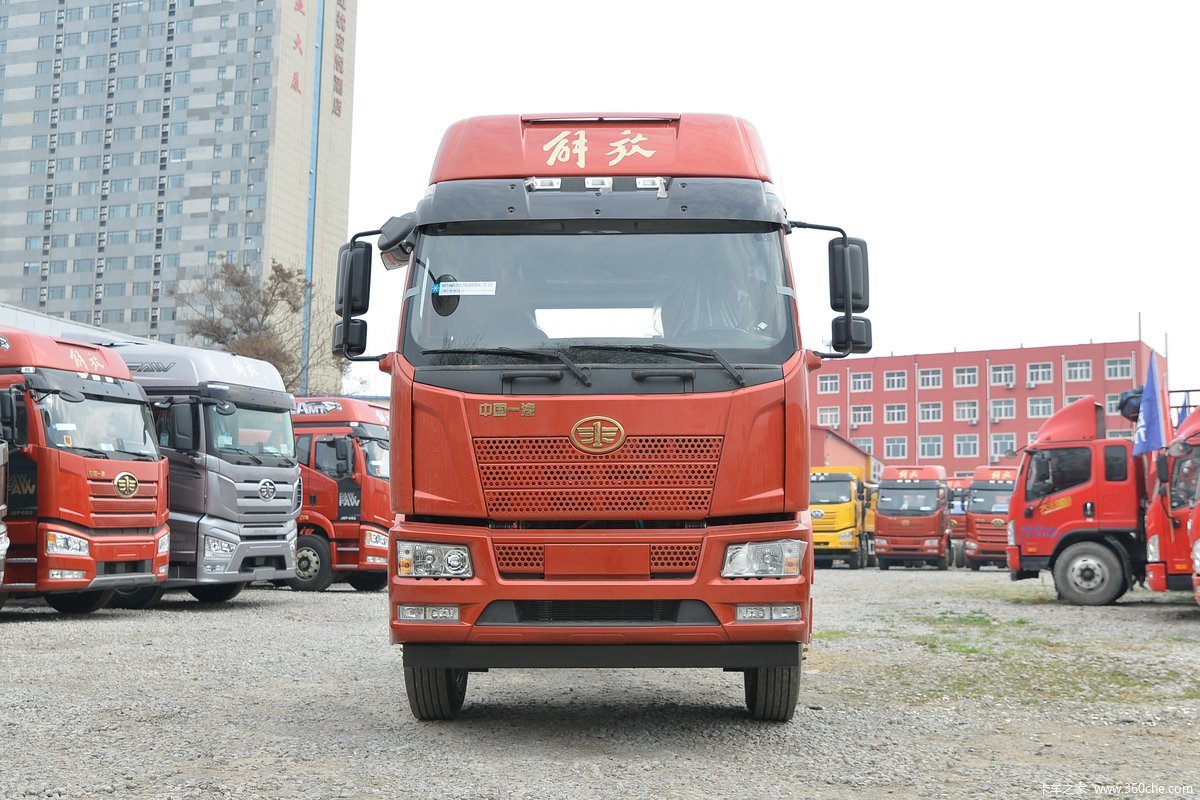一汽解放 J6L中卡 尊享版 260马力 4X2 6.75米栏板载货车(国六)