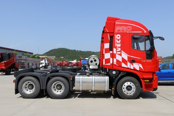 上汽红岩杰狮c500重卡520马力6x4amt自动挡牵引车cq4256hyvg334b